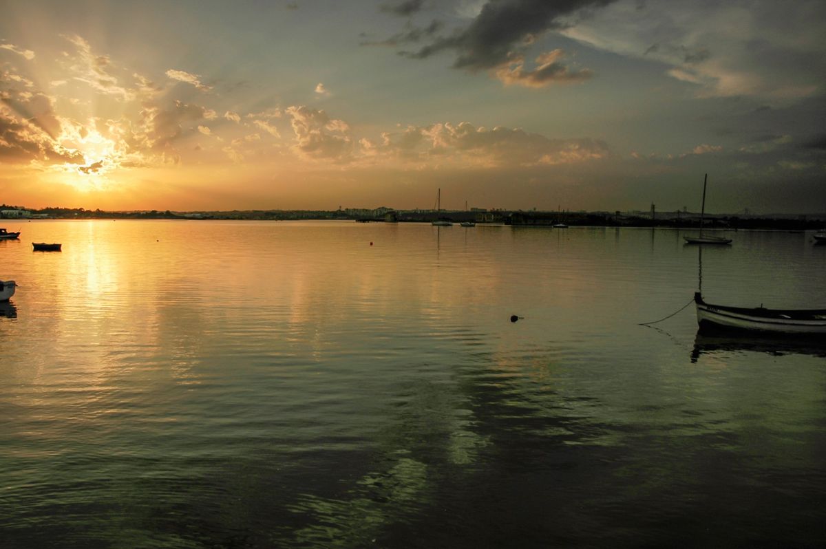 Barques et avirons au coucher du soleil