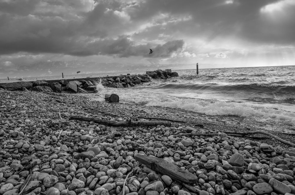 La plage de galets par temps gris
