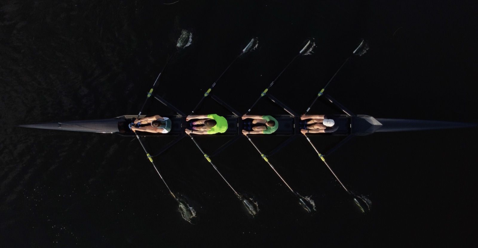 Un quatre de couple vu d’en haut à l’aube